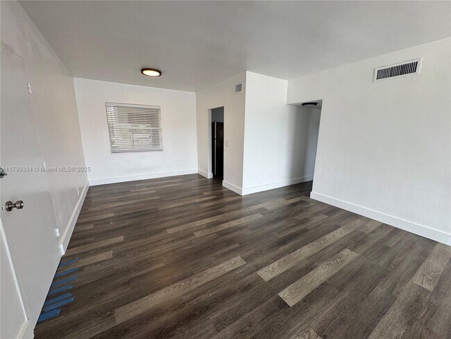 Building Photo - 9700 W Bay Harbor Dr