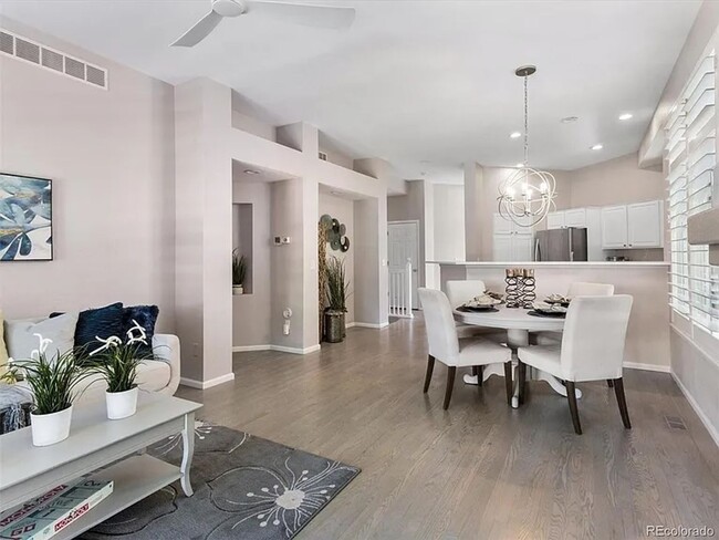 Foto del edificio - Gorgeous Townhome in Ken Caryl ! Available...