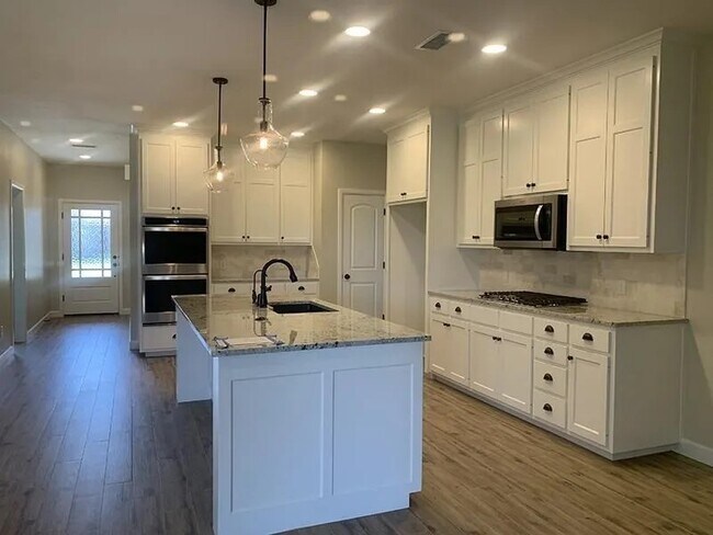 Foto del edificio - 1301 Logan Creek Rd