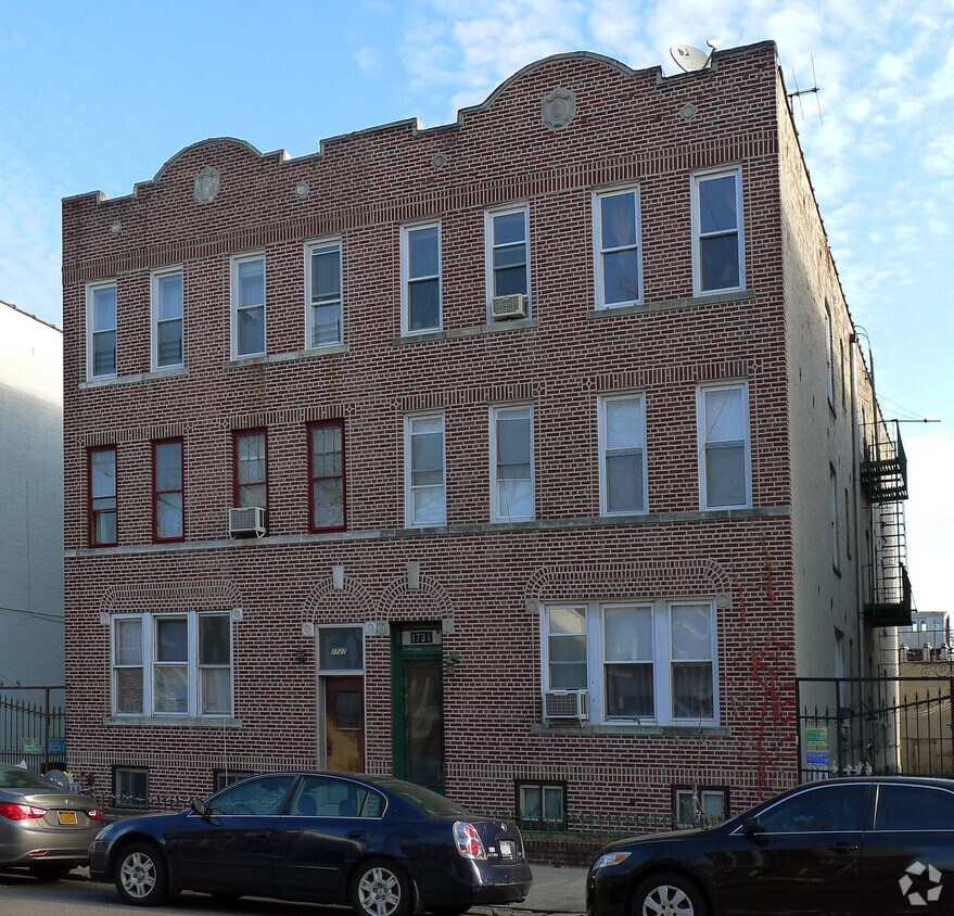 Building Photo - 1731 Dahill Rd