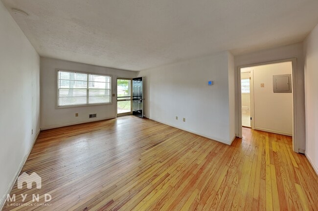 Building Photo - 2539 Park Dr