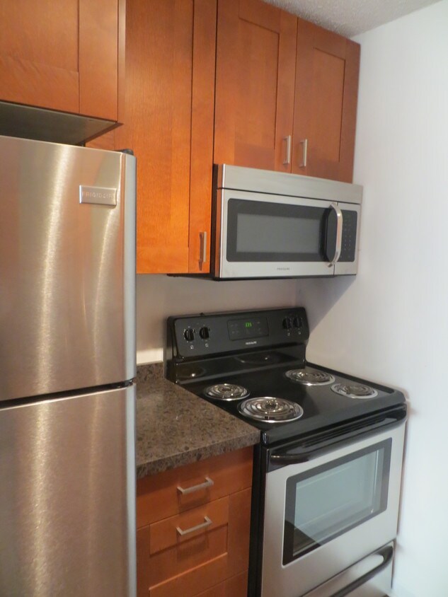 Kitchen - 33 W Delaware Pl