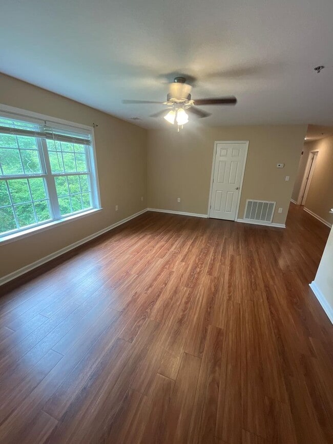 Building Photo - 3 Bed 2 Bath Apartment