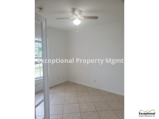 Foto del edificio - 3 Bedroom 2 Bath w/ Bonus Den! Available S...