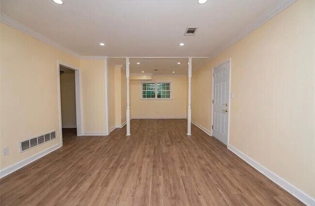 Foto del edificio - 2042 Jones Rd NW