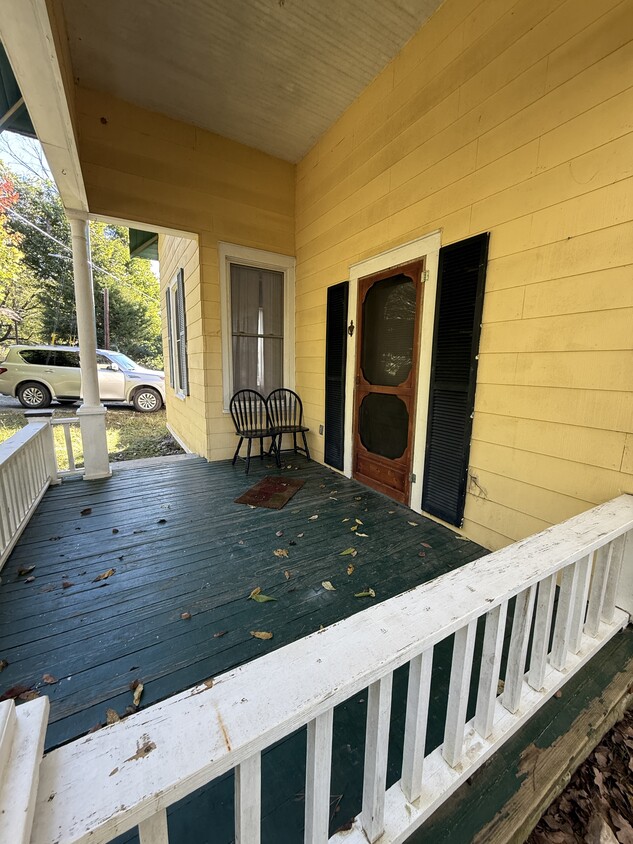 Building Photo - 420 Thompson St