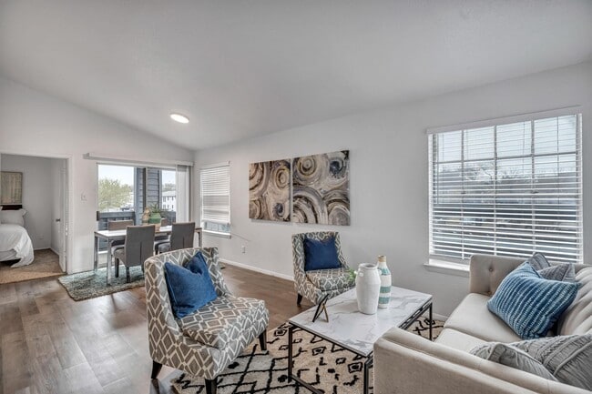 Building Photo - 1735 Rutland Dr