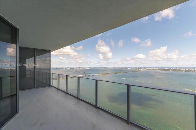 Foto del edificio - 700 NE 24th St