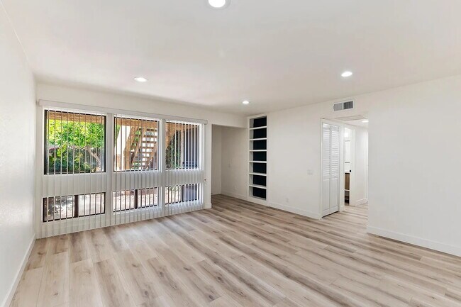Foto del edificio - 445 Bradshaw E Ln
