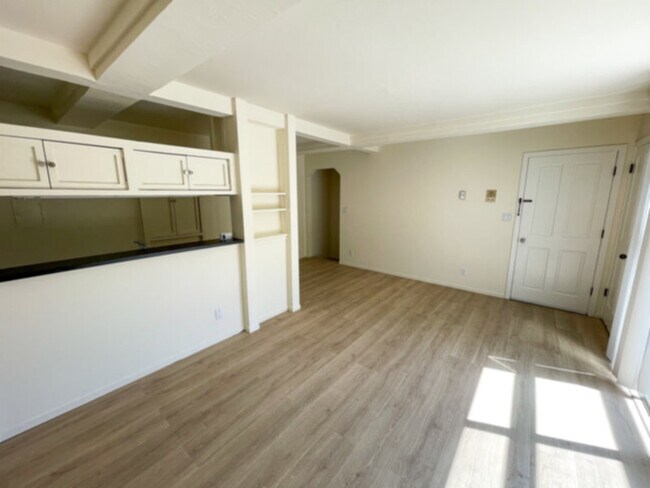 Building Photo - Special 1BR/1BA, Duplex, NO COMMON WALLS, ...