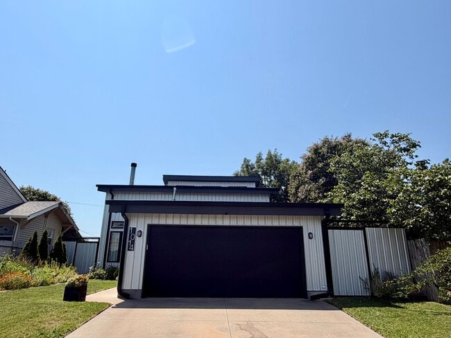 Building Photo - Contemporary 2 bedroom, 2.5 bath home in the heart of Route 66.