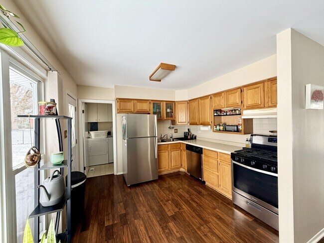 Building Photo - 635 Morton St