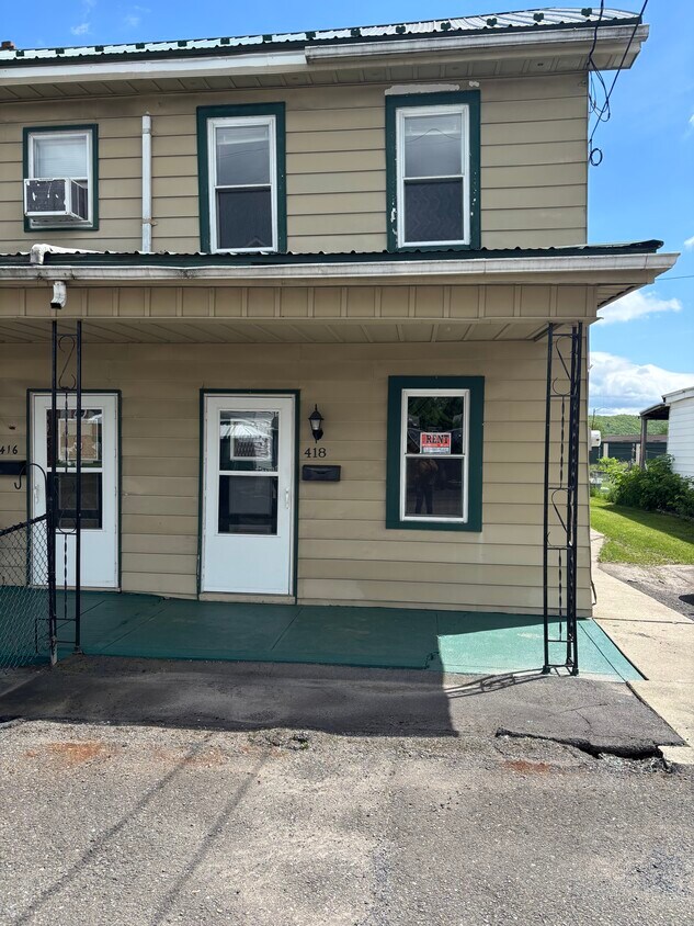 Front of home, parking in driveway - 418 Furnace St