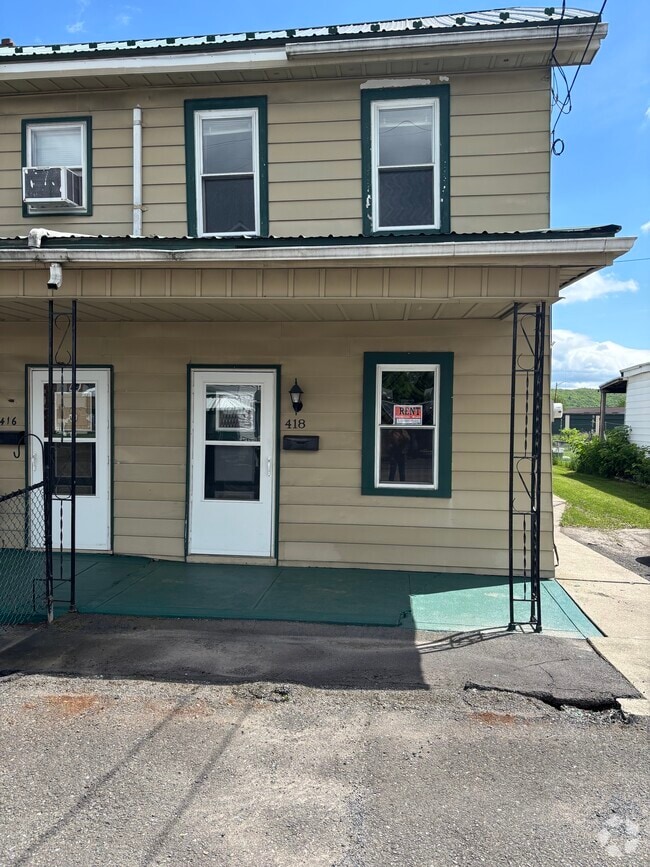 Front of home, parking in driveway - 418 Furnace St