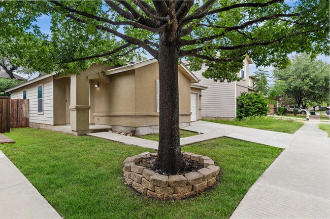 Building Photo - 323 Amberdale Oak
