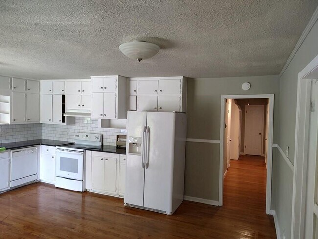 Foto del edificio - 1528 Camelot Cir