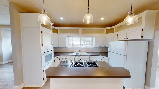Building Photo - 1375 W. Pine *Backyard, Cement Patio, Fini...