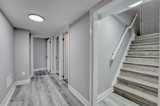 Photo du bâtiment - 2 Bed/ 1 Bath Unit– All Utilities & Parking Included – $1,750/month