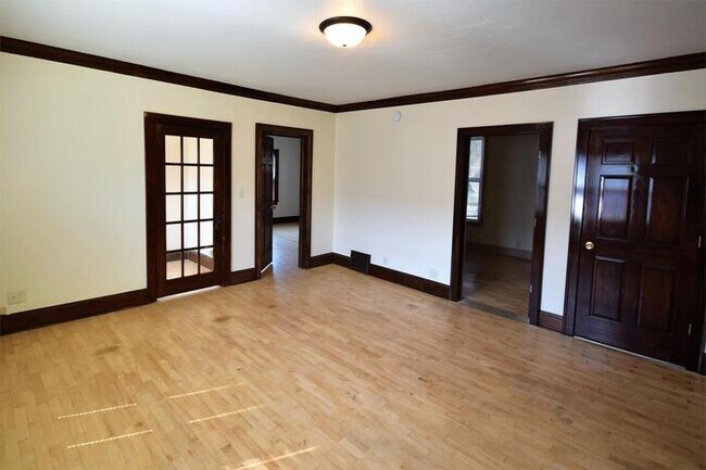 Building Photo - Spacious 3 Bedroom Lower