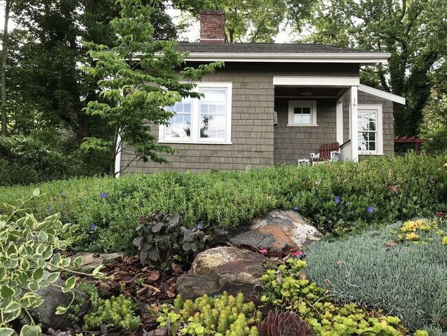 Building Photo - Comfortable and Spacious Rental Opportunity
