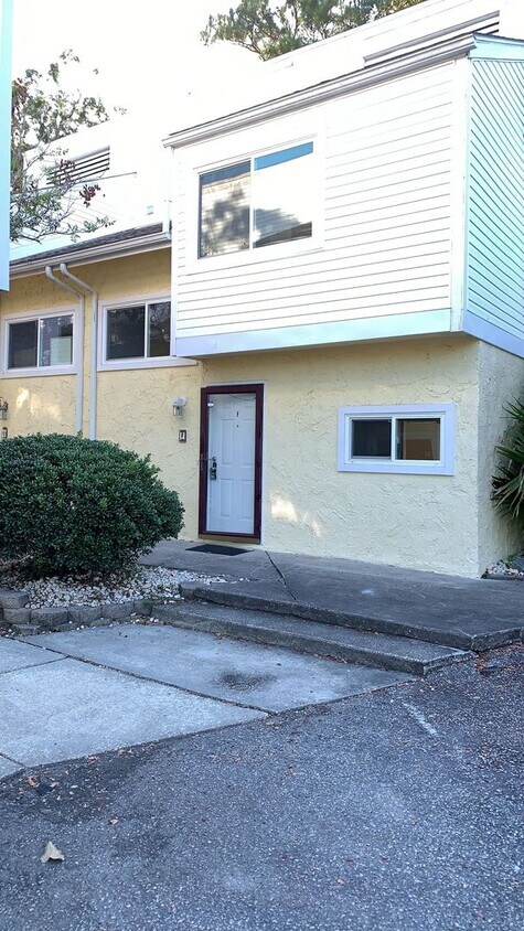 Primary Photo - 1701 Yaupon Dr