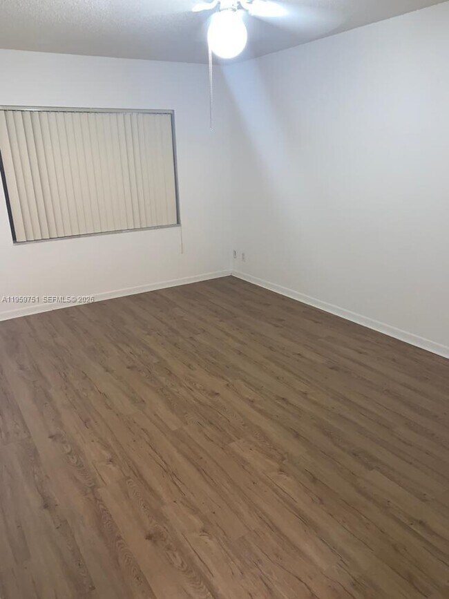 Foto del edificio - 8290 Lake Dr