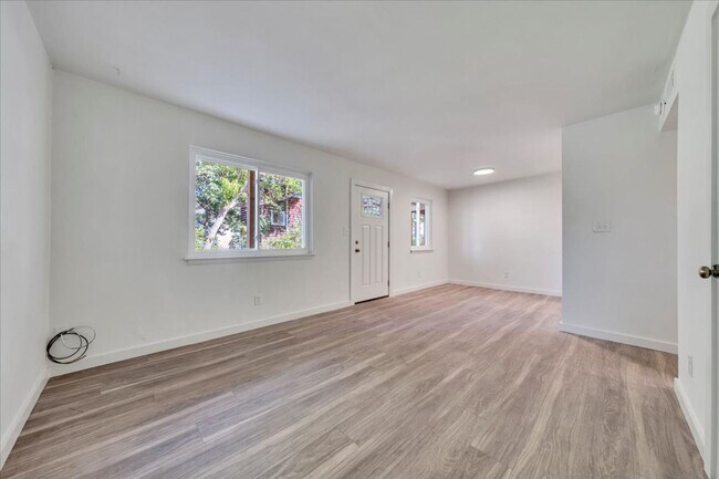 Building Photo - 361 Mountain Ave SW