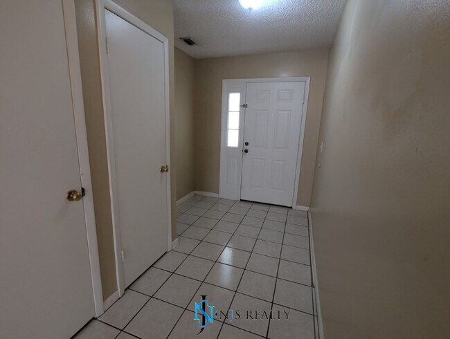 Building Photo - Large 2/2/1 in Jasmine Trails with communi...