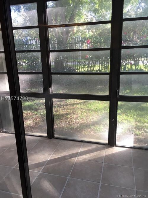 Foto del edificio - 903 NE 199th St