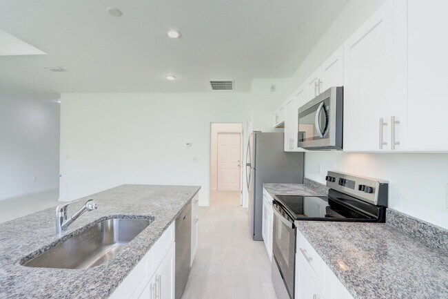 Foto del edificio - Brand New 3/2/2 + Den-Great location in SW...