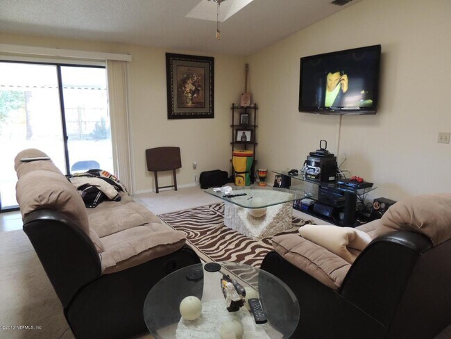 Foto del edificio - 8055 Creedmoor Dr
