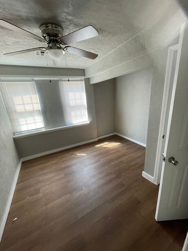 Building Photo - 5 bed 2 bath house for rent in great upcom...