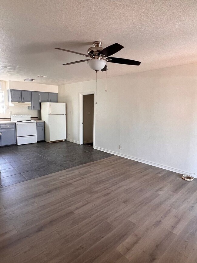Foto del edificio - New flooring and paint 3 bedroom home.  Hu...