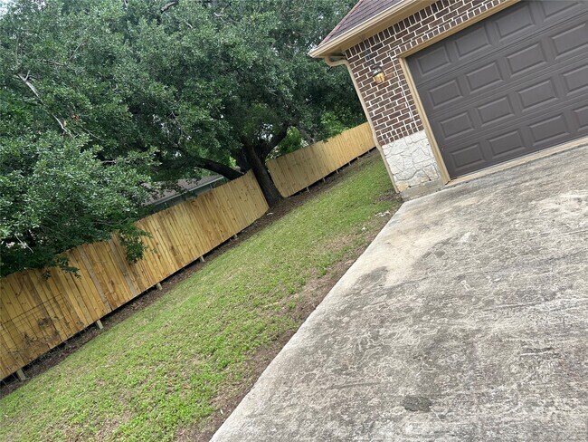 Foto del edificio - 6118 Grapevine St