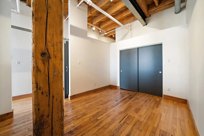 Building Photo - 1896 Av D'orléans