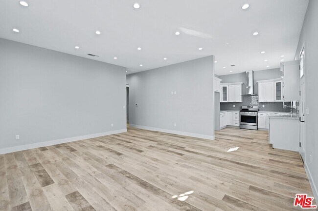 Foto del edificio - 13550 Hamlin St
