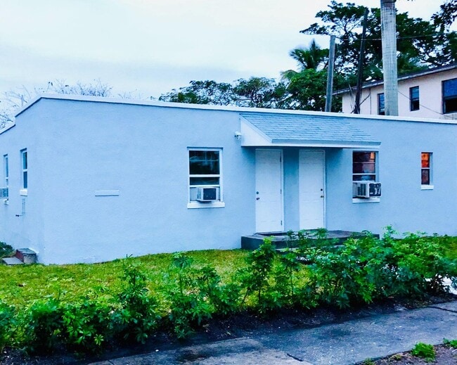 Building Photo - 12215 Lakeshore Dr