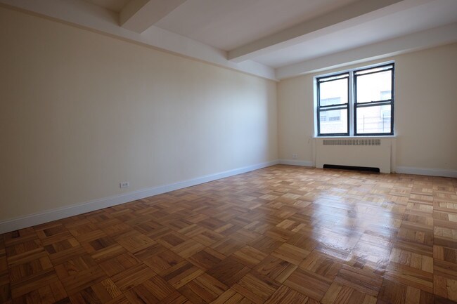 Building Photo - 425 W 205th St