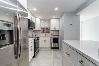 Building Photo - 9523 S Hollybrook Lake Dr