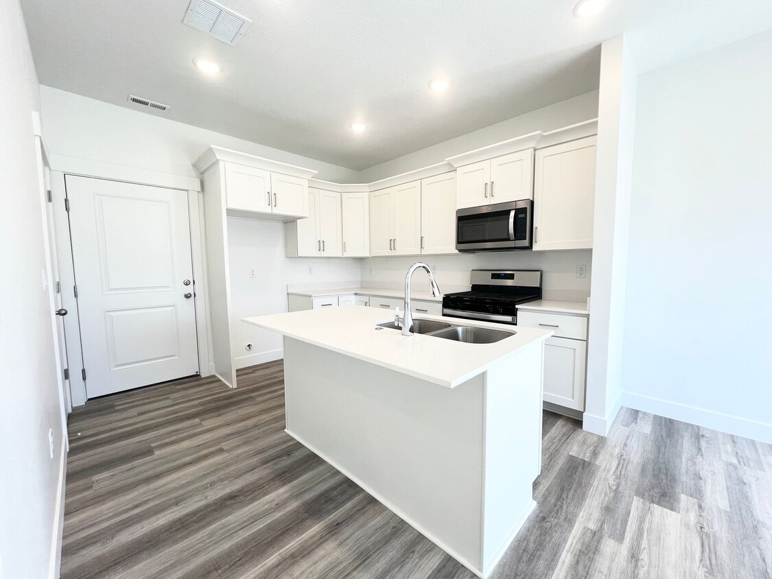 Foto principal - Newly built 3 Bed/2.5 Bath Townhome in Salem