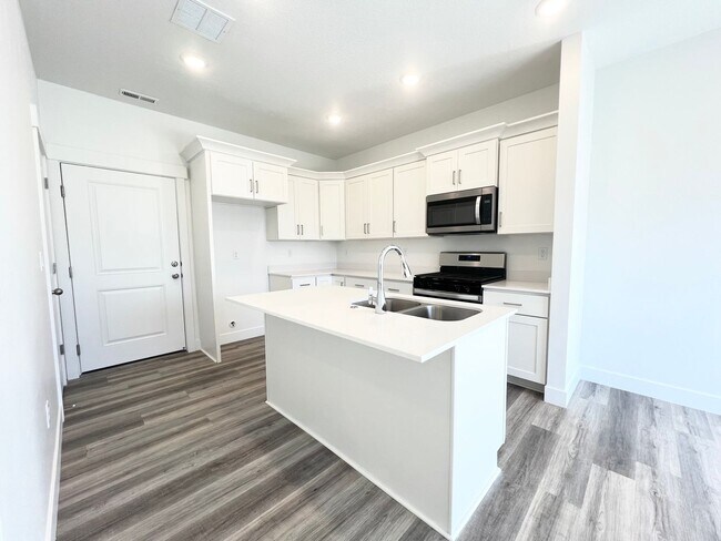 Foto del edificio - 3 Bed/2.5 Bath Townhome in Salem!