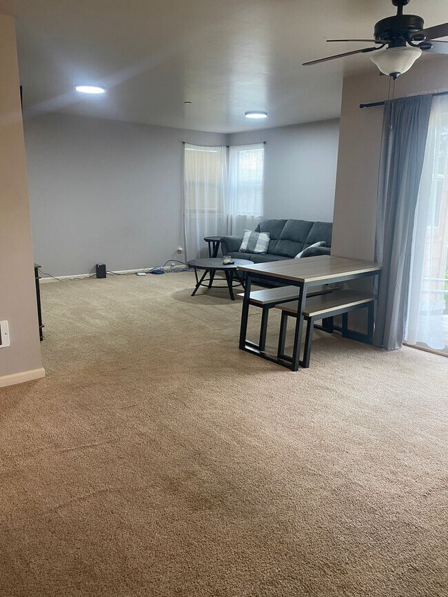 Foto del edificio - 2BR/2B -first floor corner apartment