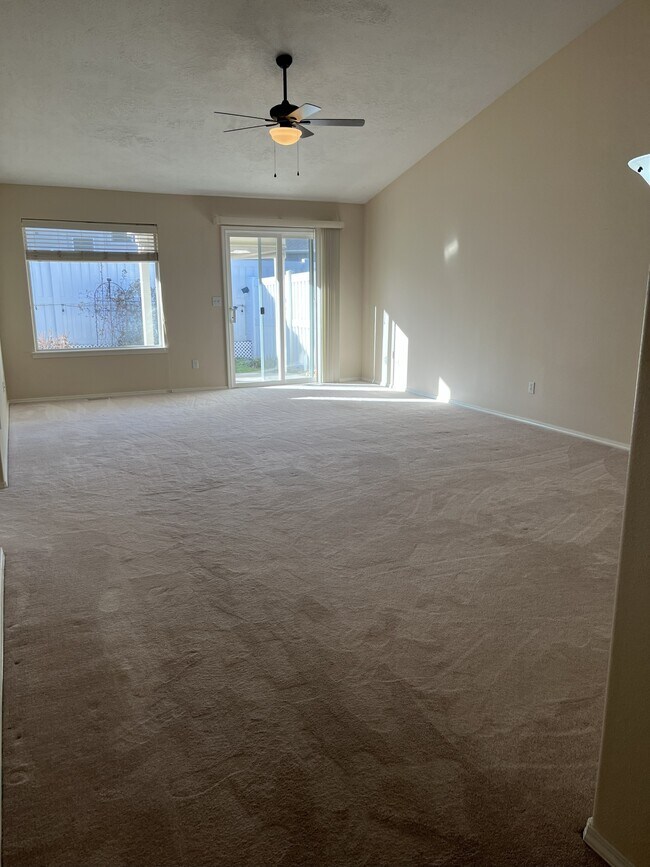 Foto del edificio - 2645 N Englewood Way