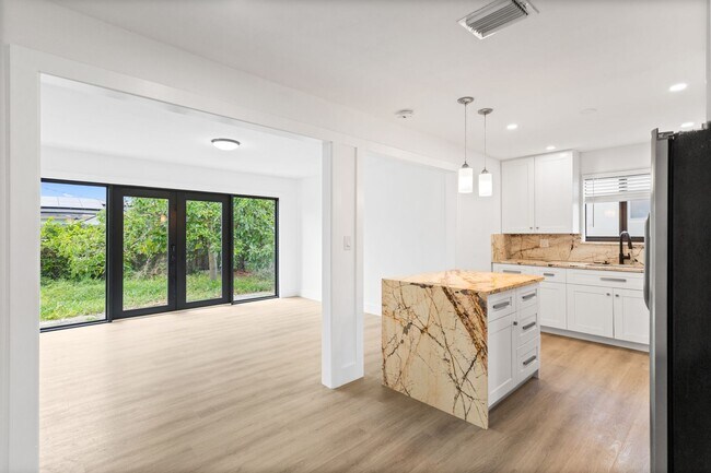 Building Photo - Beautiful home in quiet neighborhood