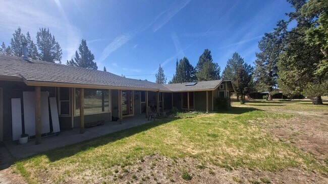Foto del edificio - 4 bedroom 3 bath horse property- 6 acres i...
