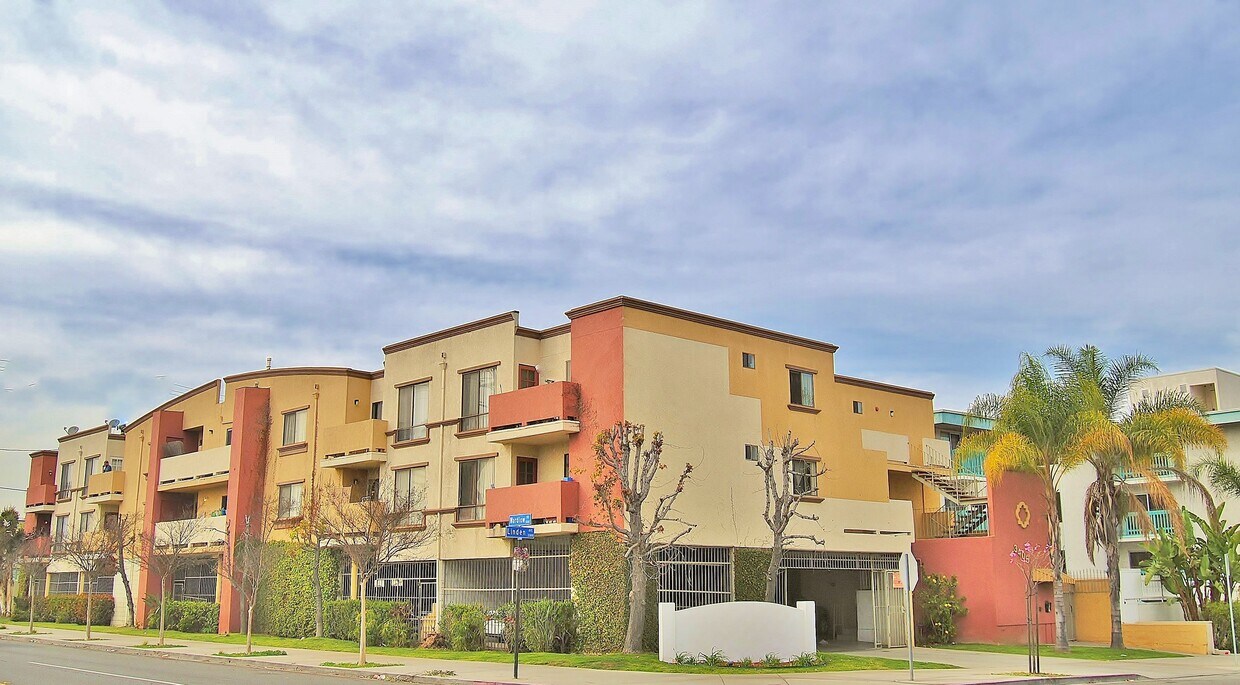 Primary Photo - 3405 Linden Ave