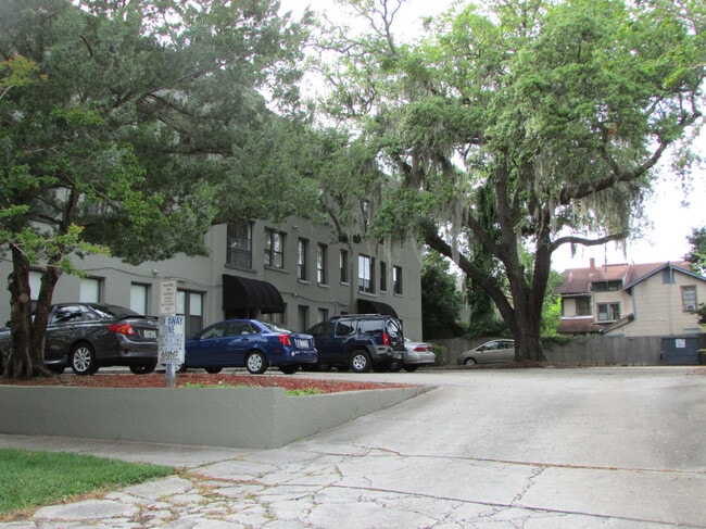 Building Photo - 2545 Oak St