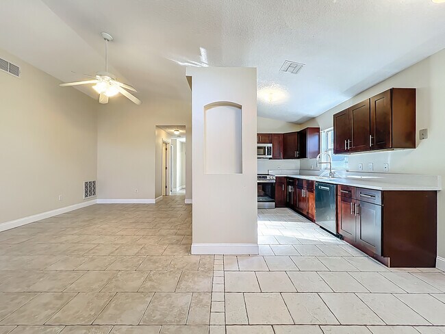 Building Photo - 1115 Naples Dr