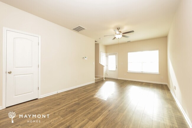 Foto del edificio - 8073 Logan Dr
