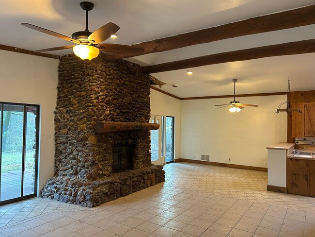 Building Photo - 4 Bedroom Single Family Home in Brownsboro